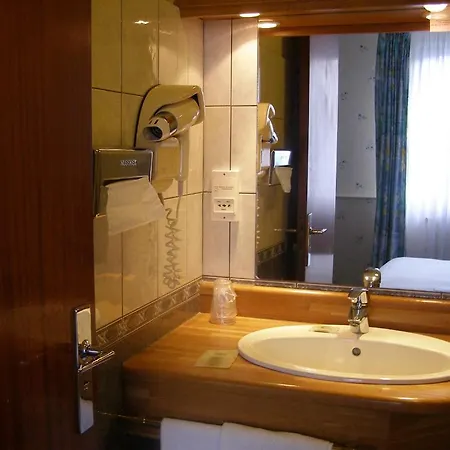 Logis Hotel-restaurant Le Chene Hotel 3*