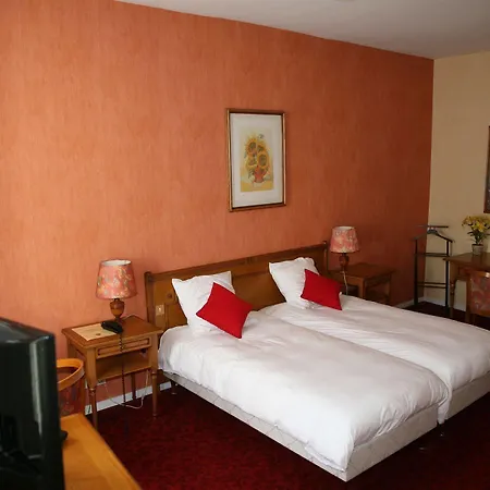 Hotel Logis Hotel-restaurant Le Chene 3*